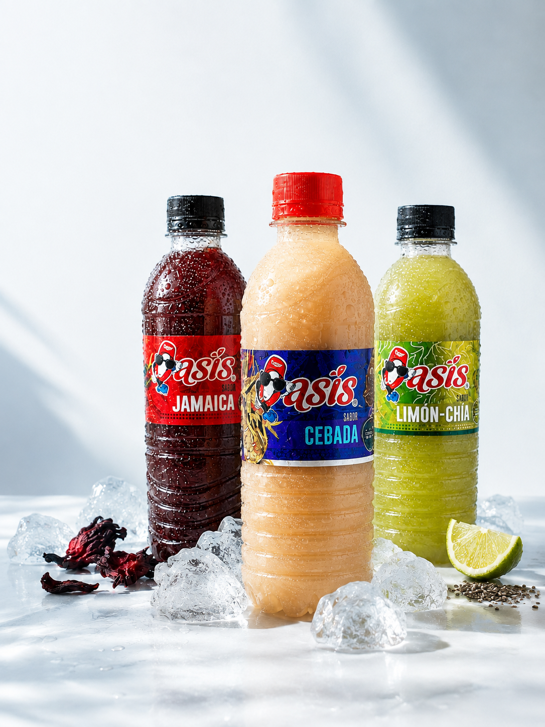 Tres botellas frías de Aguas Oasis: jamaica, cebada y limón con chía